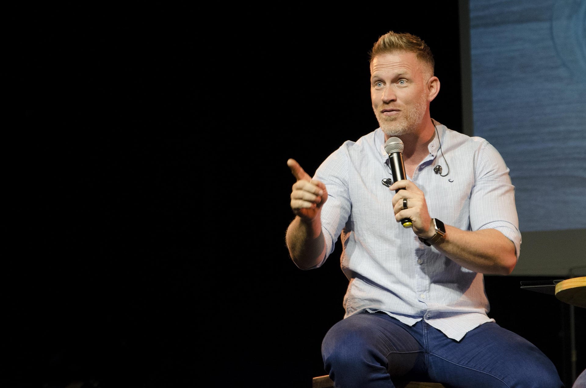 motivational-speaker public-motivational-speaker